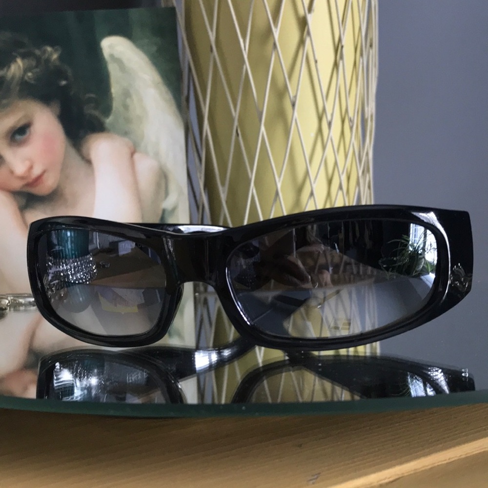 Tortoise emblem sunglasses